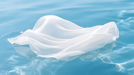 白布漂浮在水面