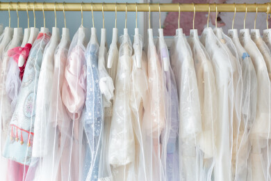 衣架上挂着的一排不同色彩的儿童礼服