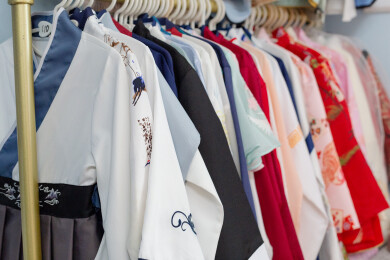 衣架上挂着的一排不同式样的儿童汉服