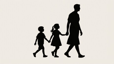 大人与两小孩牵手同行剪影