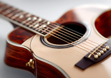 一把木吉他琴弦特写