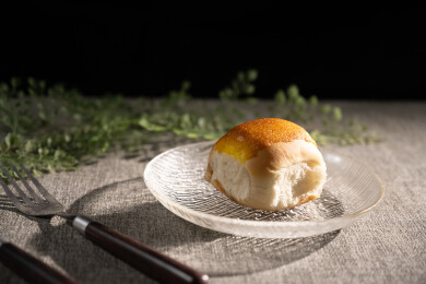 桌面上的盘子里的美味可口的椰蓉餐包