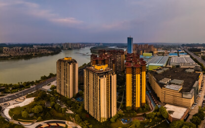 中国四川省乐山市黄昏夕阳大渡河外滩高楼
