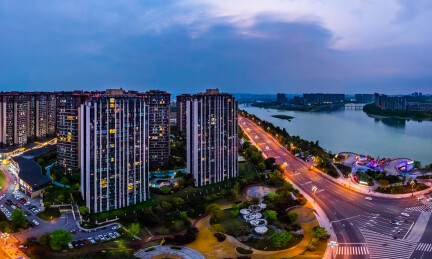 中国四川省乐山市夜幕大渡河外滩高楼建筑