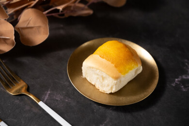 桌面上的盘子里的美味可口的椰蓉餐包