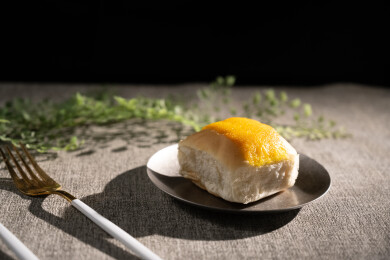 桌面上的盘子里的美味可口的椰蓉餐包