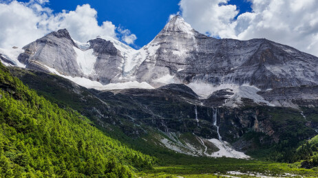 航拍四川川西甘孜州稻城亚丁景区雪山美景