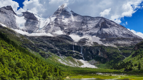 航拍四川川西甘孜州稻城亚丁景区雪山美景