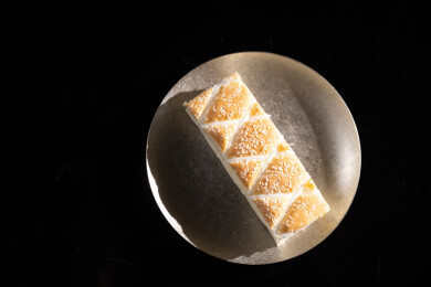 桌面上的盘子里的美味可口的椰蓉蛋糕