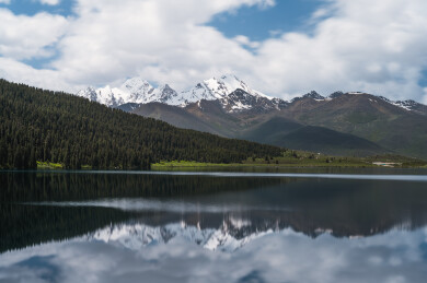 中国四川甘孜州巴塘措普沟景区风光