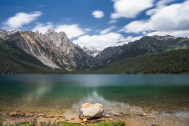 中国四川甘孜州巴塘措普沟景区风光