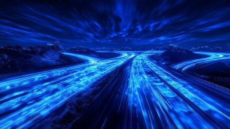 蓝色光轨下的城市脉动