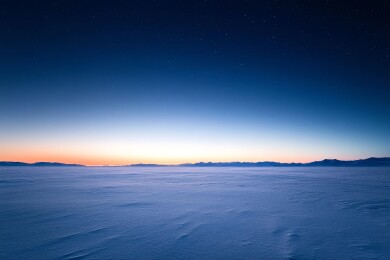 黎明前的雪原与星空