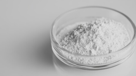 透明碗中的白色粉末