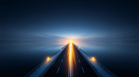 迷雾中的跨海大桥夜景