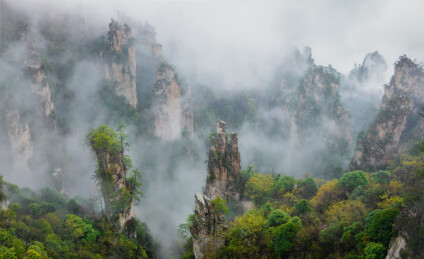 湖南张家界武陵源雨后云雾缭绕壮美绮丽