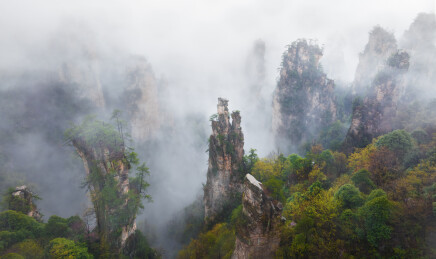 湖南张家界武陵源雨后云雾缭绕壮美绮丽