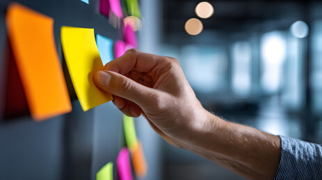 手贴便利贴的瞬间