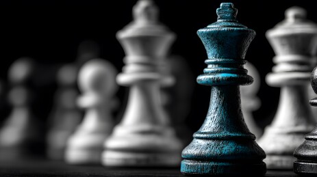 蓝国王棋子 黑白棋盘 突出策略