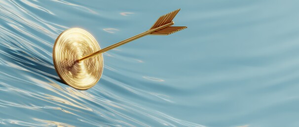 金色飞镖精准命中靶心中心