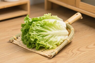 竹盘上的新鲜生菜