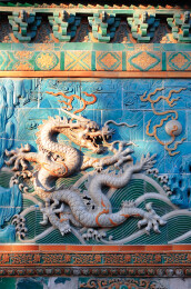 北京市北海公园清代建筑九龙壁上的龙形雕像