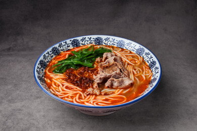 青花瓷碗中的生烫牛肉米粉