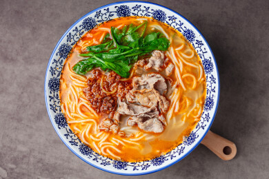 青花瓷碗中的生烫牛肉米粉