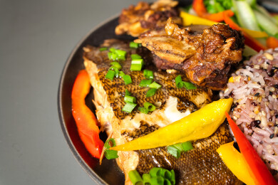 香煎鱼配彩椒和糙米饭