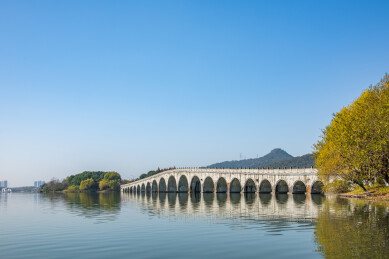 浙江杭州萧山湘湖国家旅游度假区政和桥秋景