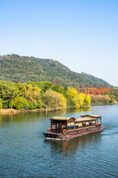 浙江杭州湘湖泛舟赏秋色