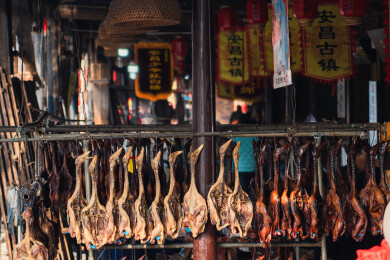 冬天绍兴安昌古镇的特色腌肉