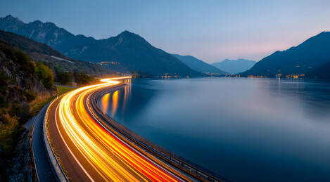 蜿蜒的公路和光轨