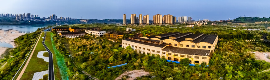 中国四川省泸州市长江外滩废弃工业厂房建筑