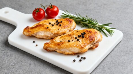 香煎鸡胸肉配迷迭香