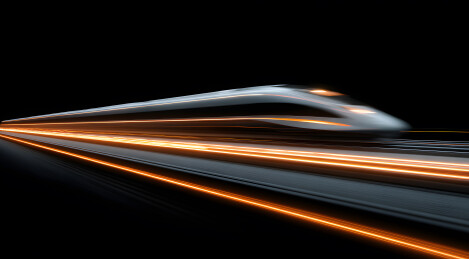 高速行驶的流线型现代列车