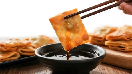 美食煎饺蘸酱诱人