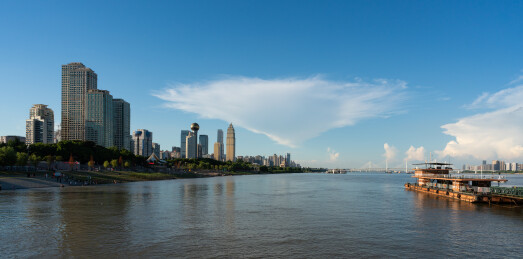 湖北武汉俯瞰河流前景是一艘船背景是一座城