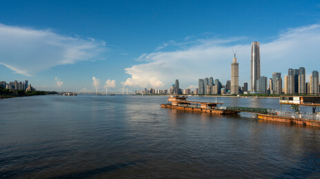 湖北武汉从空中俯瞰城市天际线河流和驳船