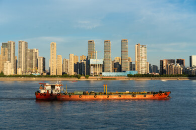 湖北武汉阿拉夫德船在水中背景是一座城市
