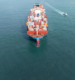 航运货轮行驶在海上