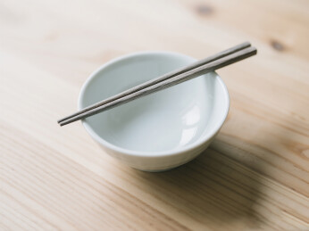 筷子和白色的空碗