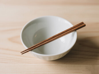 筷子和白色的空碗