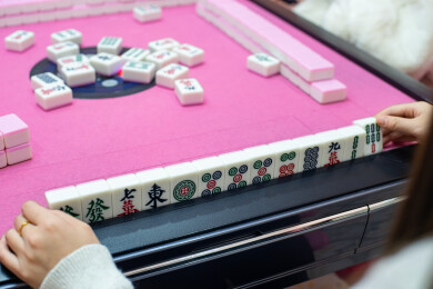 棋牌室麻将机和整齐散乱的麻将