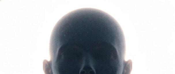 白色背景下的深色光头剪影