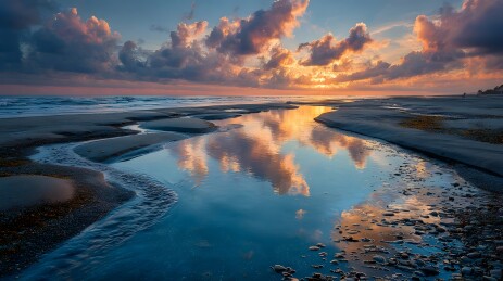 海滩日落云彩倒影