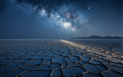 夜空下龟裂的沙漠景观