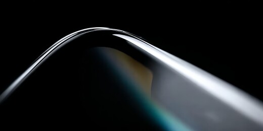 黑色背景下的光滑弧形边缘特写