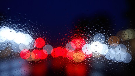 雨夜车窗外的迷离光影