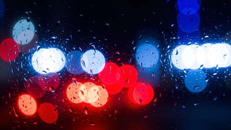 雨夜车窗外的迷离光影